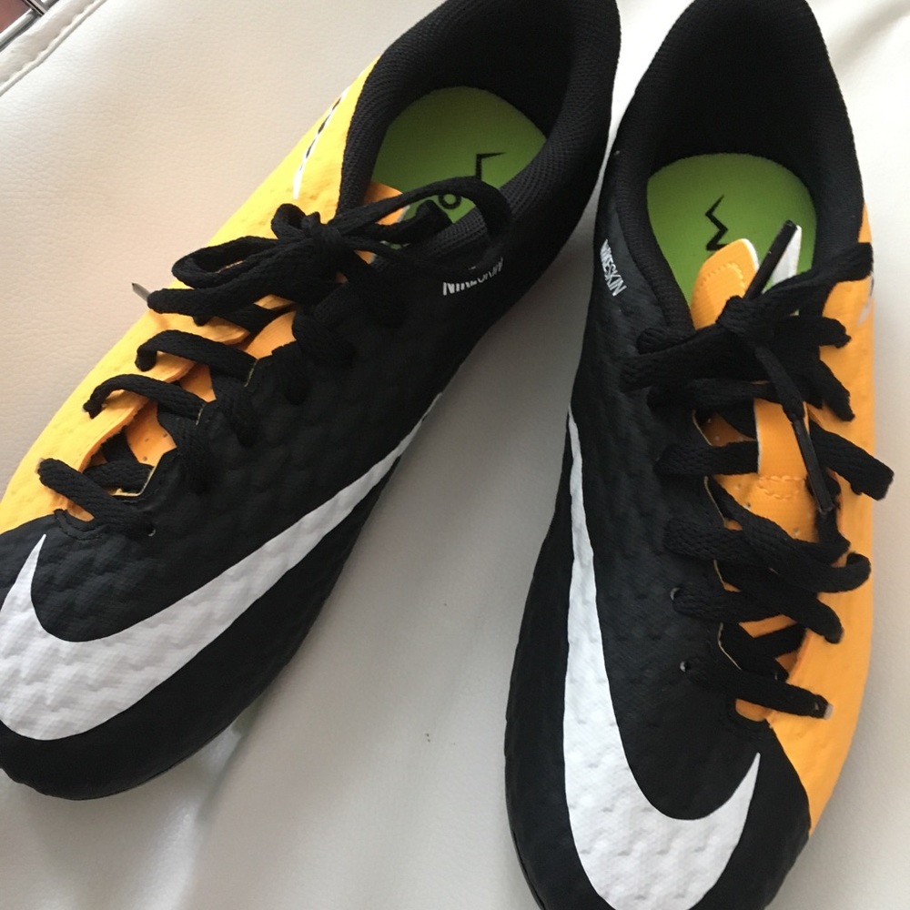 NWOT Nike soccer Shoes